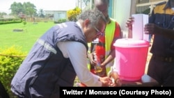 Directeur Général ya OMS, Dr Tedros Adhanom Ghebreyesus, sazali kosokola maboko na aéroport ya Beni, Nord-Kivu, RDC, 15 août 2018. (Twitter/Monusco)