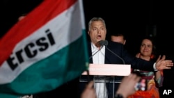 Perdana Menteri Hongaria berpidato dihadapan pendukungnya di Budapest, Hungaria, 8 April 2018. Hasil awal perhitungan suara menunjukkan dia dengan mudah memenangkan masa jabatan ketiga setelah pemilu parlemen, Minggu.
