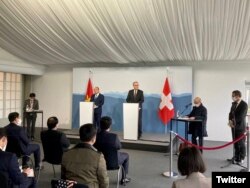Tổng thống Thụy Sĩ Guy Parmelin và Chủ tịch nước Nguyễn Xuân Phúc tổ chức họp báo chung, ngày 26/11/2021. Twitter Guy Parmelin.