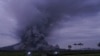 Letusan Gunung Semeru terlihat di Lumajang, Provinsi Jawa Timur, 1 Desember 2020. (Foto: Antara/Seno via Reuters)