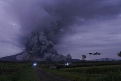 Letusan Gunung Semeru terlihat di Lumajang, Provinsi Jawa Timur, 1 Desember 2020. (Foto: Antara/Seno via Reuters)