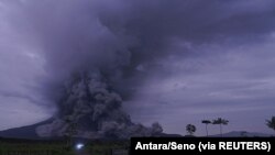 Letusan Gunung Semeru terlihat di Lumajang, Provinsi Jawa Timur, 1 Desember 2020. (Foto: Antara/Seno via Reuters)