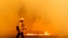 کیلی فورنیا: جنگل میں لگی آگ میں پھنسے درجنوں افراد ریسکیو 