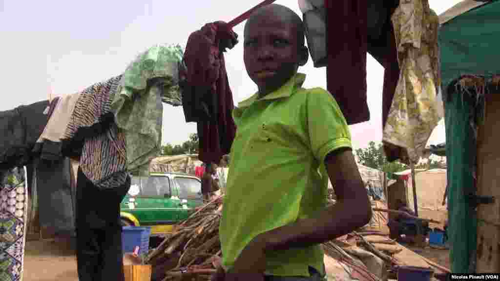 Abubakar Abuba, 12 ans, a quitté l'Etat de Borno à cause de Boko Haram. Il vit dans le camp de déplacés de New Kuchogoro, à Abuja. 7 mars 2016. (VOA/Nicolas Pinault)