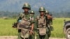 ရခိုင်ပြည်နယ်က ရွာတရွာမှာ လုံခြုံရေးယူထားတဲ့ မြန်မာစစ်တပ်တပ်ဖွဲ့ဝင်များ။ (အောက်တိုဘာ ၂၁၊ ၂၀၁၆)