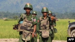 ရခိုင်ပြည်နယ်က ရွာတရွာမှာ လုံခြုံရေးယူထားတဲ့ မြန်မာစစ်တပ်တပ်ဖွဲ့ဝင်များ။ (အောက်တိုဘာ ၂၁၊ ၂၀၁၆)
