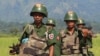 ရခိုင်ပြည်နယ် မောင်တောမြို့မှာ တပ်စွဲထားတဲ့ မြန်မာ့စစ်တပ်တပ်ဖွဲ့ဝင်များ။ (အော်တိုဘာ ၂၁၊ ၂၀၁၆)