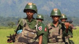 ရခိုင္ျပည္နယ္ ေမာင္ေတာၿမိဳ႕မွာ တပ္စဲြထားတဲ့ ျမန္မာ့စစ္တပ္တပ္ဖဲြ႔၀င္မ်ား။ (ေအာ္တိုဘာ ၂၁၊ ၂၀၁၆)