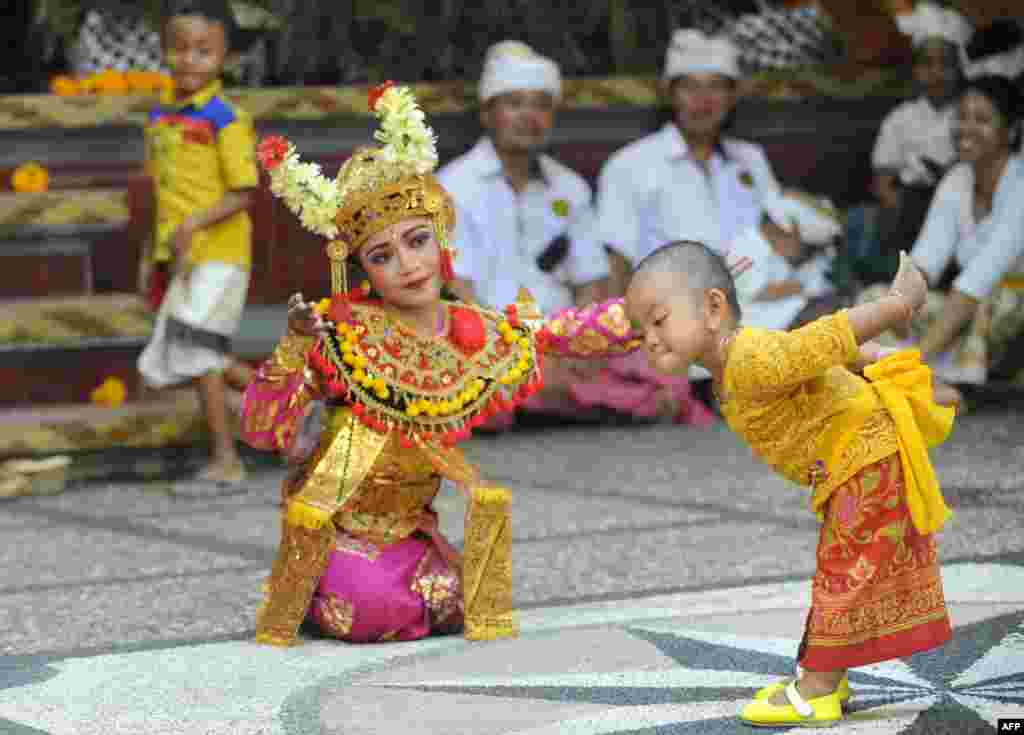 인도네시아 발리섬의&nbsp;덴파사르에서 조상과 신을&nbsp; 숭배하기 위해 여섯 달 마다 열리는 아궁 행사에서 어린 발리 무용수들이 공연을 선보이고 있다.