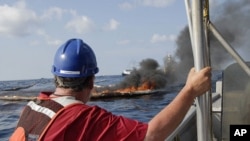 Gulf cleanup workers in close contact with crude oil, smoke fumes and dispersants have reported feeling ill.