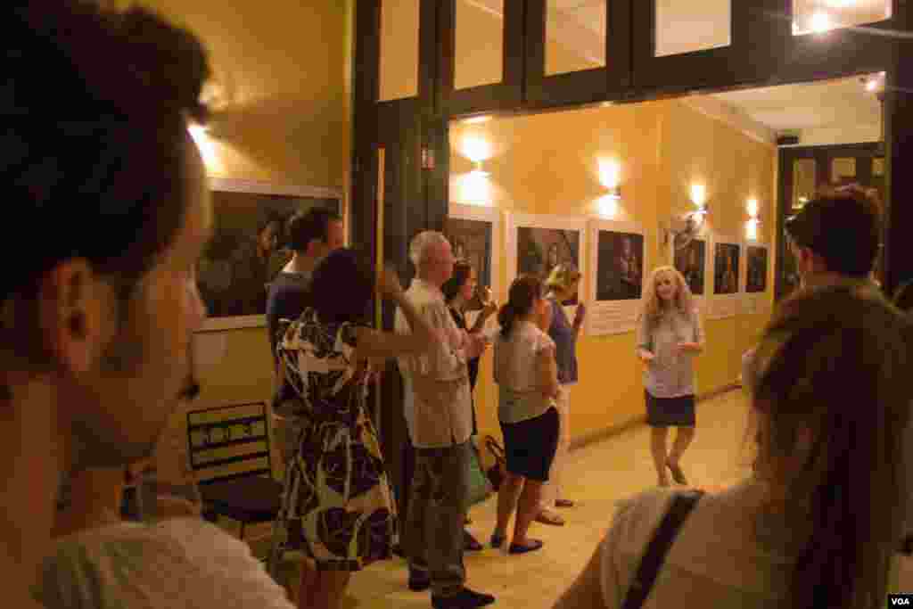 Participants gather around Karen Emmons, an American Journalist​ as she talks about the process of gathering these photos and her interviewed with the women featuring in the project, at the opening of this exhibition &ldquo;No one should work this way&rdquo; at Foreign Correspondent of Phnom Penh on May 7th 2015. (Nov Povleakhena/VOA Khmer)