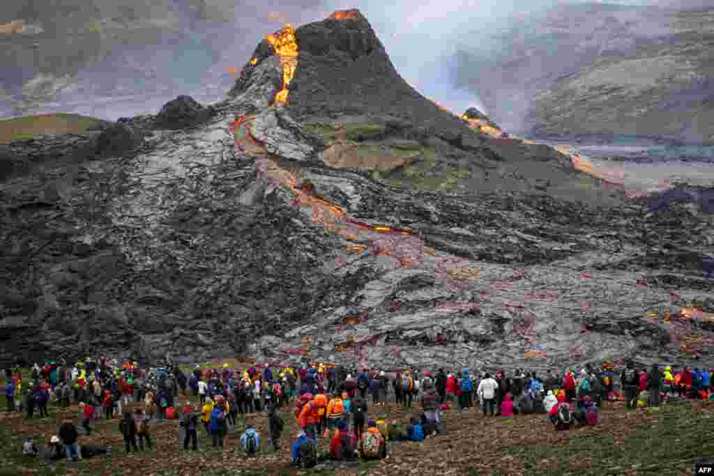 یورپی ملک آئس لینڈ کے دارالحکومت سے 40 کلو میٹر دور واقع ایک پہاڑ سے لاوا ابلنے کا منظر دیکھنے کے لیے درجنوں افراد موجود ہیں۔