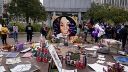 Gradjani Luivila i aktivisti okupili su se u parku na trgu Džeferson da čuju odluku suda o tome da li će podići optužnice protiv trojice policajaca umešanih u smrt Brijane Tejlor, 23. septembra 2020.