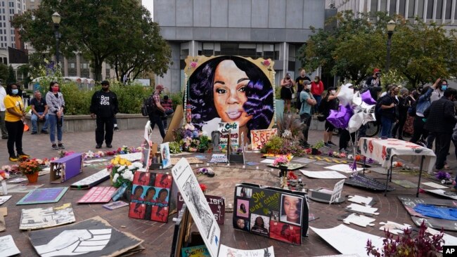 Gradjani Luivila i aktivisti okupili su se u parku na trgu Džeferson da čuju odluku suda o tome da li će podići optužnice protiv trojice policajaca umešanih u smrt Brijane Tejlor, 23. septembra 2020.