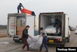 Công nhân di chuyển đồ đạc sau khi Khu công nghiệp Kaesong đóng cửa ngày 11/2/ 2016.
