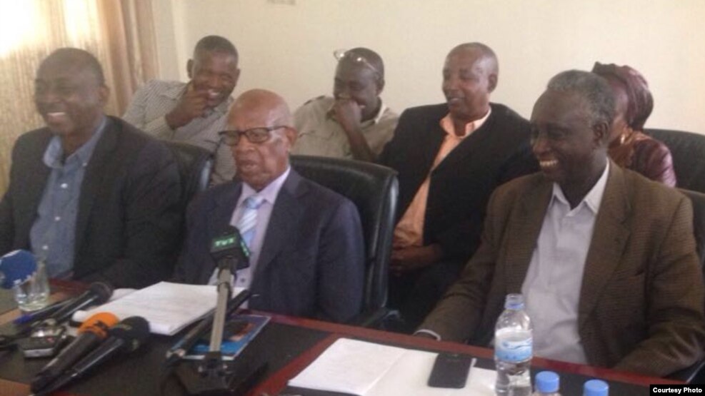 Pasiteri Ezra Mpyisi (hagati) mu kiganiro n'abanyamakuru