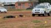 Un cadavre près d'une voiture de police après une attaque au couteau près d'une mosquée à Malmesbury près de Cape Town, en Afrique du Sud, le 14 juin 2018.