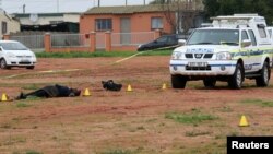 Un cadavre près d'une voiture de police après une attaque au couteau près d'une mosquée à Malmesbury près de Cape Town, en Afrique du Sud, le 14 juin 2018.