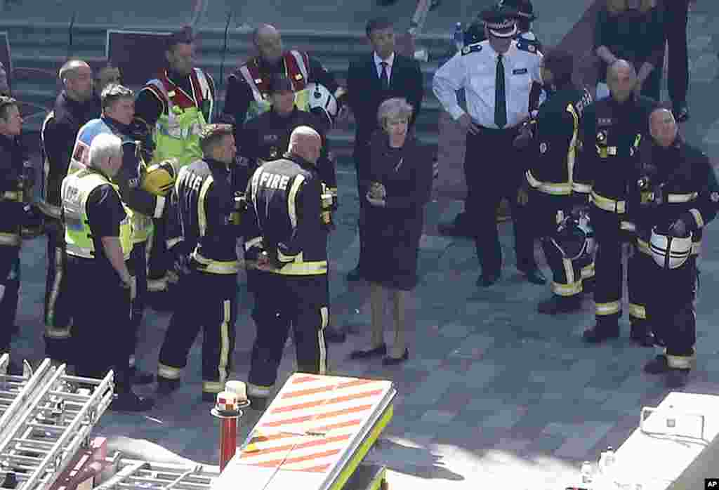 دیدار ترزا می، نخست وزیر بریتانیا از برج مسکونی در لندن که در اثر آتش سوزی مرگبار از بین رفته است.