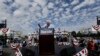 Bernie Sanders, candidato demócrata a la Presidencia, está bajo fuego por elogiar logros en salud y educación de la revolución cubana. Foto AP