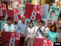 在竞选期间，香港众志团体主席、前学联秘书长罗冠聪在投票当天晚上仍在铜锣湾拉票(美国之音海彦拍摄)。他可能失去议员席位