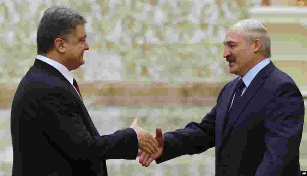Belarusian President Alexander Lukashenko, right, and Ukrainian President Petro Poroshenko shake hands in Minsk, Belarus, Feb. 11, 2015. 