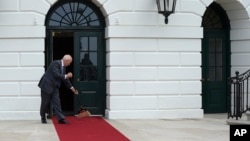 Beyaz Saray çalışanlarından Daniel Shanks, kırmızı halıyı süpürürken