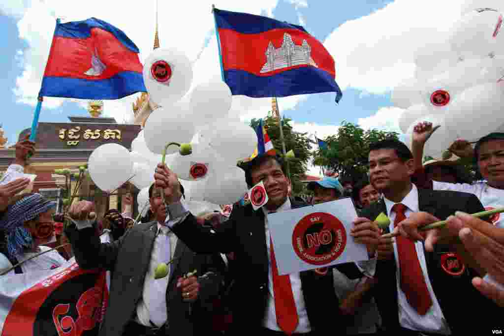 Representatives from Cambodian National Rescue Party which includes Real Camerin (center) take part in a campaign to protest against the NGO draft law in front of the National Assembly on June 30, 2015. (Nov Povleakhena/VOA Khmer)