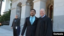 Sergio Garcia en su ceremonia de juramentacion junto a un juez de California.