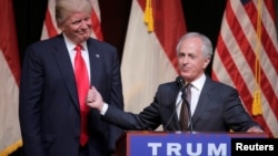 Republican U.S. presidential candidate Donald Trump listens as Senator Bob Corker speaks at a campaign rally in Raleigh, North Carolina, July 5, 2016. On Wednesday, Corker withdrew his name from consideration as Trump's possible pick for vice president. 