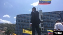 خوان گوایدو روز دوشنبه در کاراکاس در میان مردم سخنرانی کرد
