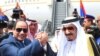 Le président egyptien Abdel-Fattah el-Sissi, à gauche, serre la main du roi de l'Arabie Saoudite Salman, au Caire, le 11 avril 2016.