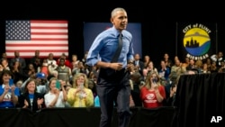 ປະທານາທິບໍດີ Barack Obama ມາເຖິງໂຮງຮຽນມັດທະຍົມ Flint Northwestern ເພື່ອກ່າວຕໍ່ບັນດາຊາວເມືອງ.
