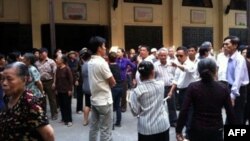 Đám đông kéo vào gây sự với nhà thờ Thái Hà ngày 3/11/2011