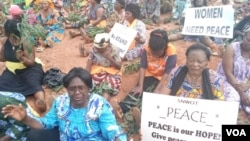 Women sit during a protest demanding an end to violence between government forces and armed separatists, in Bamenda, Cameroon, Sept. 7, 2018. (M.E. Kindzeka/VOA)