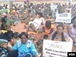 FILE - Women sit during a protest demanding an end to violence between government forces and armed separatists, in Bamenda, Cameroon, Sept. 7, 2018. (M.E. Kindzeka for VOA)
