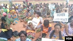 FILE - Women sit during a protest demanding an end to violence between government forces and armed separatists, in Bamenda, Cameroon, Sept. 7, 2018. (M.E. Kindzeka/VOA)