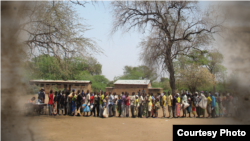 The line is long at a food-distribution site in Malawi. (Credit: WFP)
