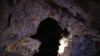 La sombra de un hombre que trabaja como minero se proyecta sobre una roca cuando ingresa a una mina de oro en La Riconada, Los Andes, Perú, el 9 de octubre de 2019.