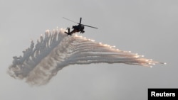 AH-64阿帕奇武裝直升機在漢光軍演上拋射誘餌彈模擬解放軍攻台。（2018年6月7日） 