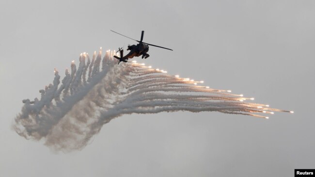 AH-64阿帕奇武裝直升機在漢光軍演上拋射誘餌彈模擬解放軍攻台。（2018年6月7日）
