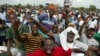 Plusieurs centaines de Jeunes Patriotes organisent un rassemblement pour une Côte d'Ivoire libre à Yamoussoukro, le 7 octobre 2002. (REUTERS/Ruben Sprich)