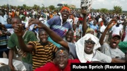 Plusieurs centaines de Jeunes Patriotes organisent un rassemblement pour une Côte d'Ivoire libre à Yamoussoukro, le 7 octobre 2002. (REUTERS/Ruben Sprich)