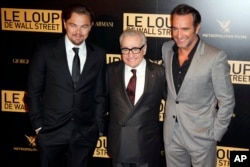 Leonardo di Caprio, izq., junto al director Martin Scorsese y el actor galo Jean Dujardin en la presentación de "The Wolf of Wall Street". París, Francia, 9/12/13.