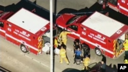 Des secouristes évacuant un blessé