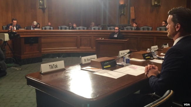 资料照片：参议院听证会上给缺席的TikTok公司留出的空椅子。(2019年11月5日)