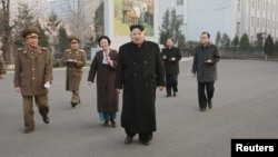 ຜູ້ນຳ ເກົາຫຼີເໜືອ ທ່ານ Kim Jong Un (ກາງ) ເດີນທາງ ໄປຢ້ຽມຢາມ ສະຖານທີ່ ​ມີຄວາມ​ສຳຄັນ​ທາງປະຫວັດສາດ ດ້ານທະຫານ ຄື ສະຖານທີ່ປະຕິວັດ Phyonchon ໃນພາບທີ່ ບໍ່ມີກຳນົດເວລາ ຖືກເຜີຍແຜ່ ໂດຍ ອົງການຂ່າວສູນ​ກາງ Korean Central News Agency (KCNA) ໃນນະຄອນຫຼວງພຽງຢາງ, ວັນທີ 10 ທັນວາ 2015.