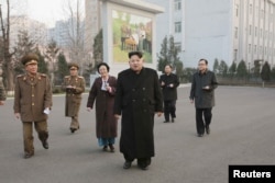 ຜູ້ນຳເກົາຫຼີເໜືອ ທ່ານ Kim Jong Un, ກາງ, ຢ້ຽມຢາມອະນຸສອນສະຖານ ການປະຕິວັດ Phyongchon, ໃນພາບທີ່ບໍ່ລະບຸວັນເວລາ ທີ່ເປີດເຜີຍ ໂດຍສູນກາງຂ່າວ ຂອງເກົາຫຼີເໜືອ ຫຼື (KCNA) ໃນນະຄອນຫຼວງ Pyongyang, ວັນທີ 10 ທັນວາ 2015.