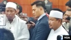 Pimpinan HTI memberikan keterangan pers usai mengikuti sidang pembacaan putusan oleh hakim PTUN atas gugatan yang dilakukan lembaga itu. (VOA/Fathiyah)