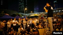 Một sinh viên nói chuyện vào người biểu tình ủng hộ dân chủ bên ngoài trụ sở văn phòng chính phủ Hong Kong,10/10/14